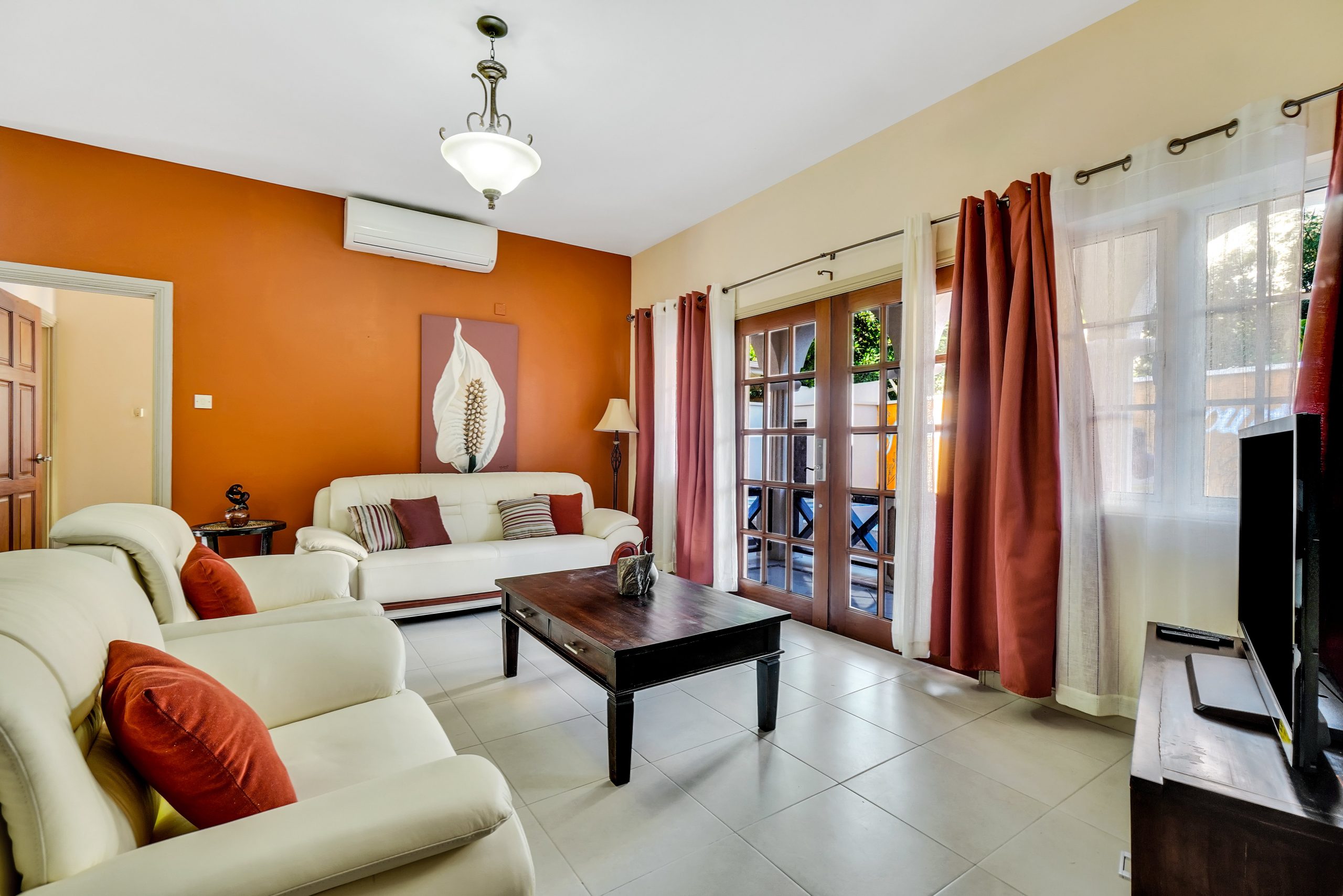 Poolside-Family-suite-1001-17_bzzt-scaled