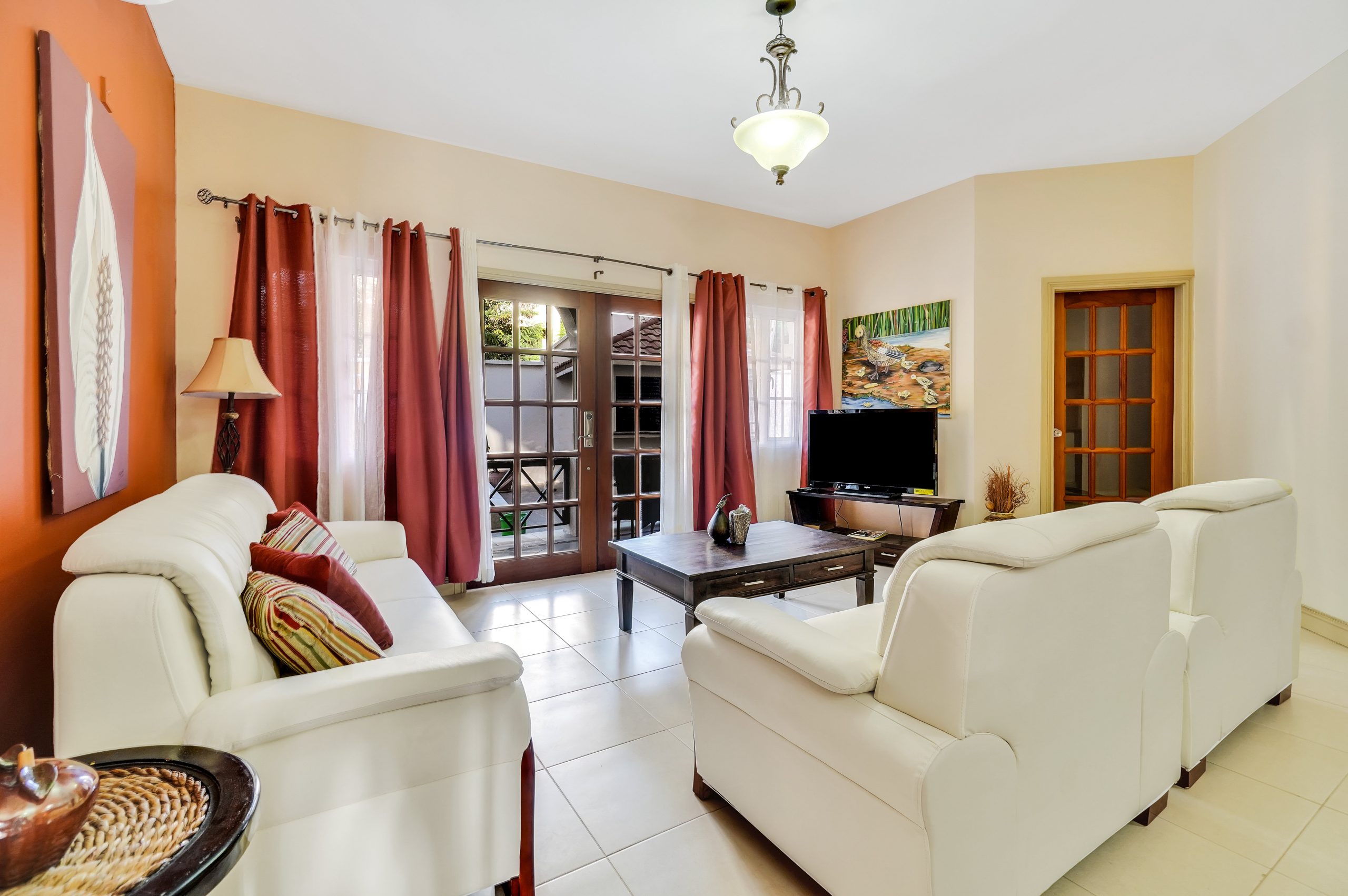 Poolside-Family-suite-1001-18_bzzt-scaled