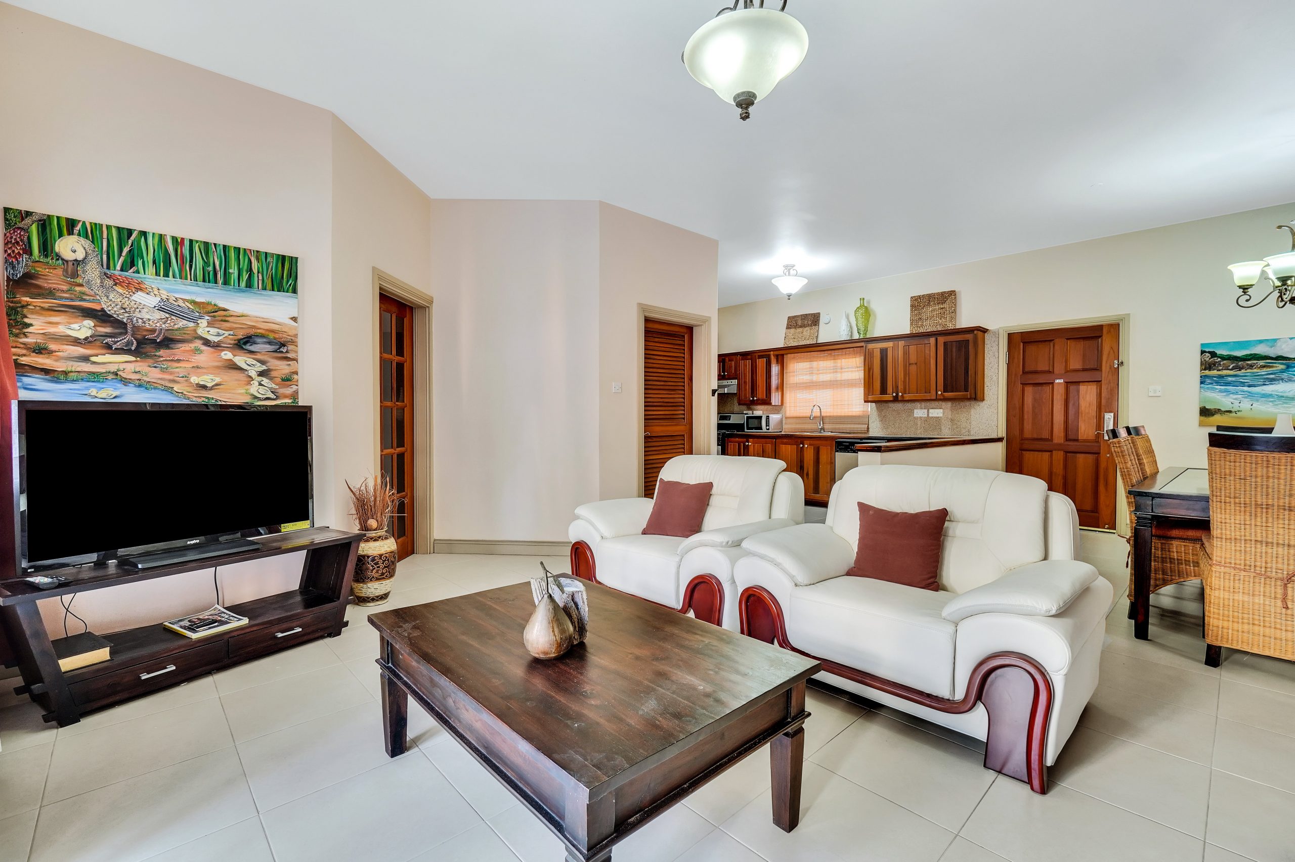 Poolside-Family-suite-1001-19_bzzt-scaled