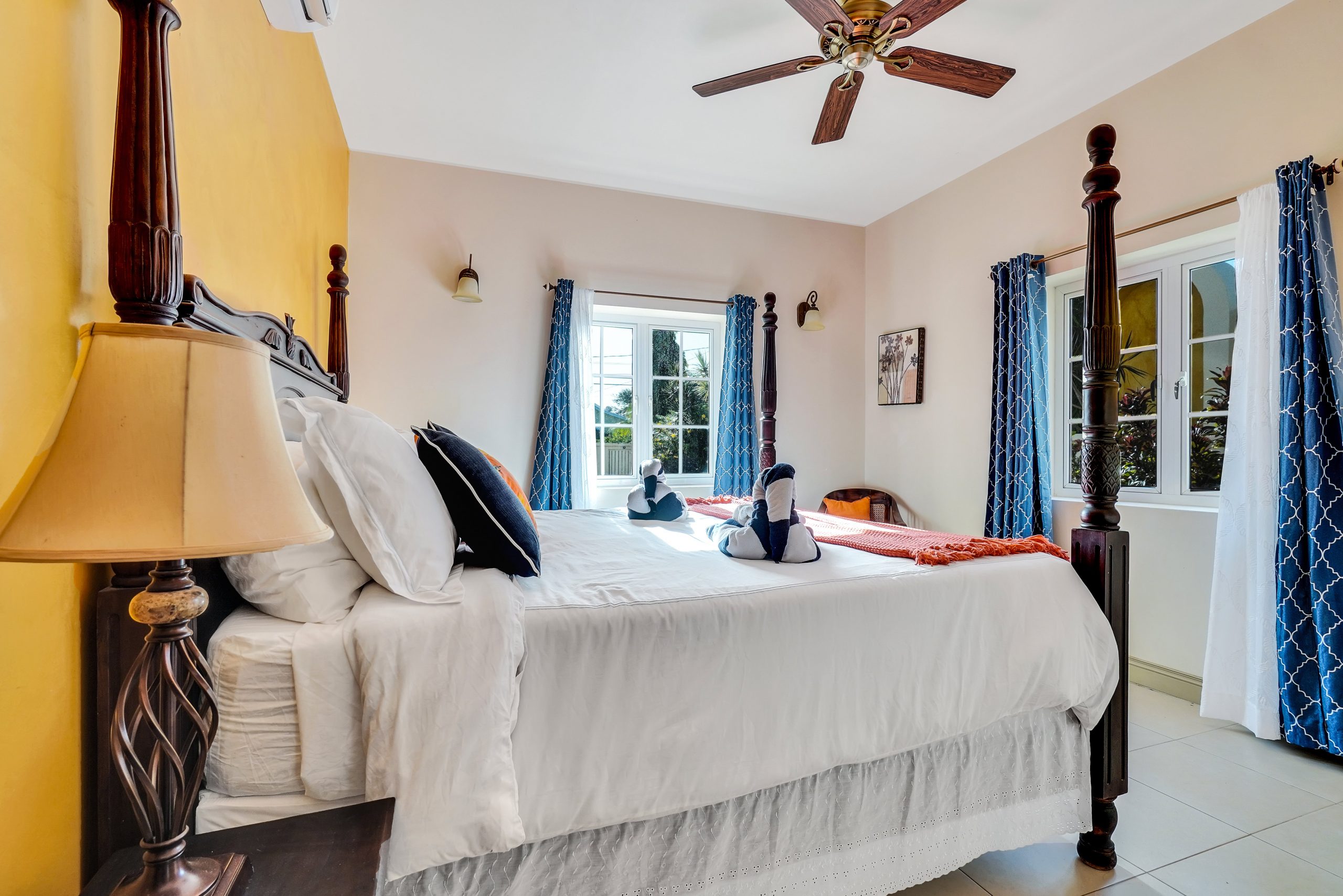 Poolside-Family-suite-1001-1_bzzt-scaled