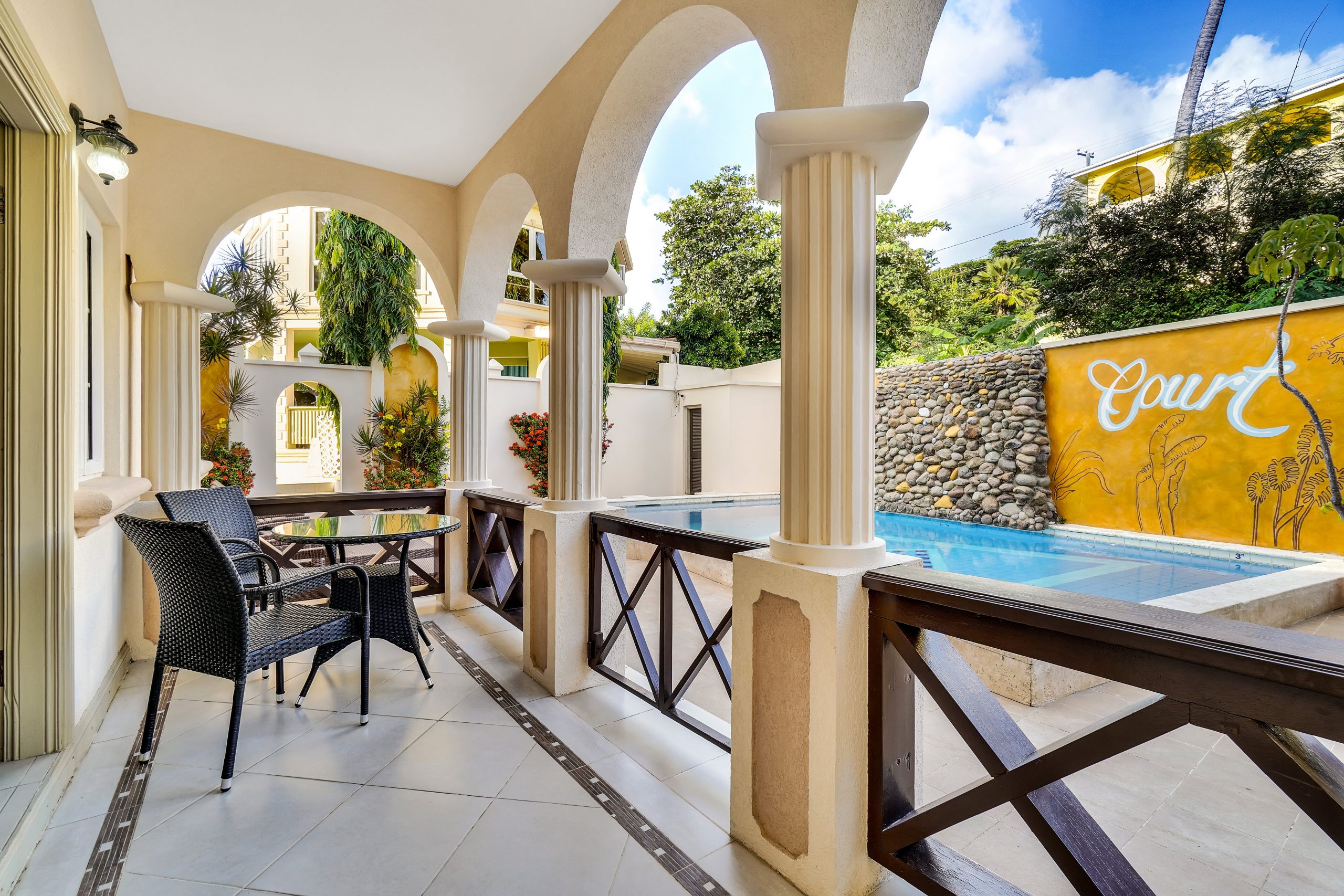 Poolside-Family-suite-1001-20_bzzt-scaled