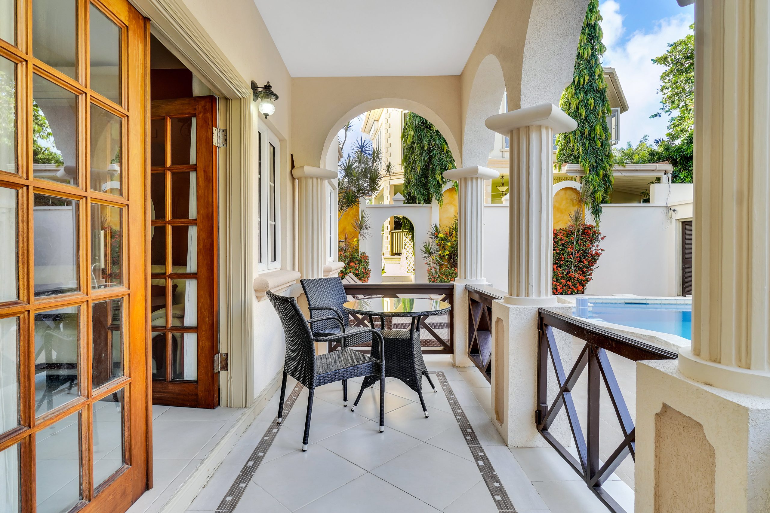 Poolside-Family-suite-1001-21_bzzt-scaled