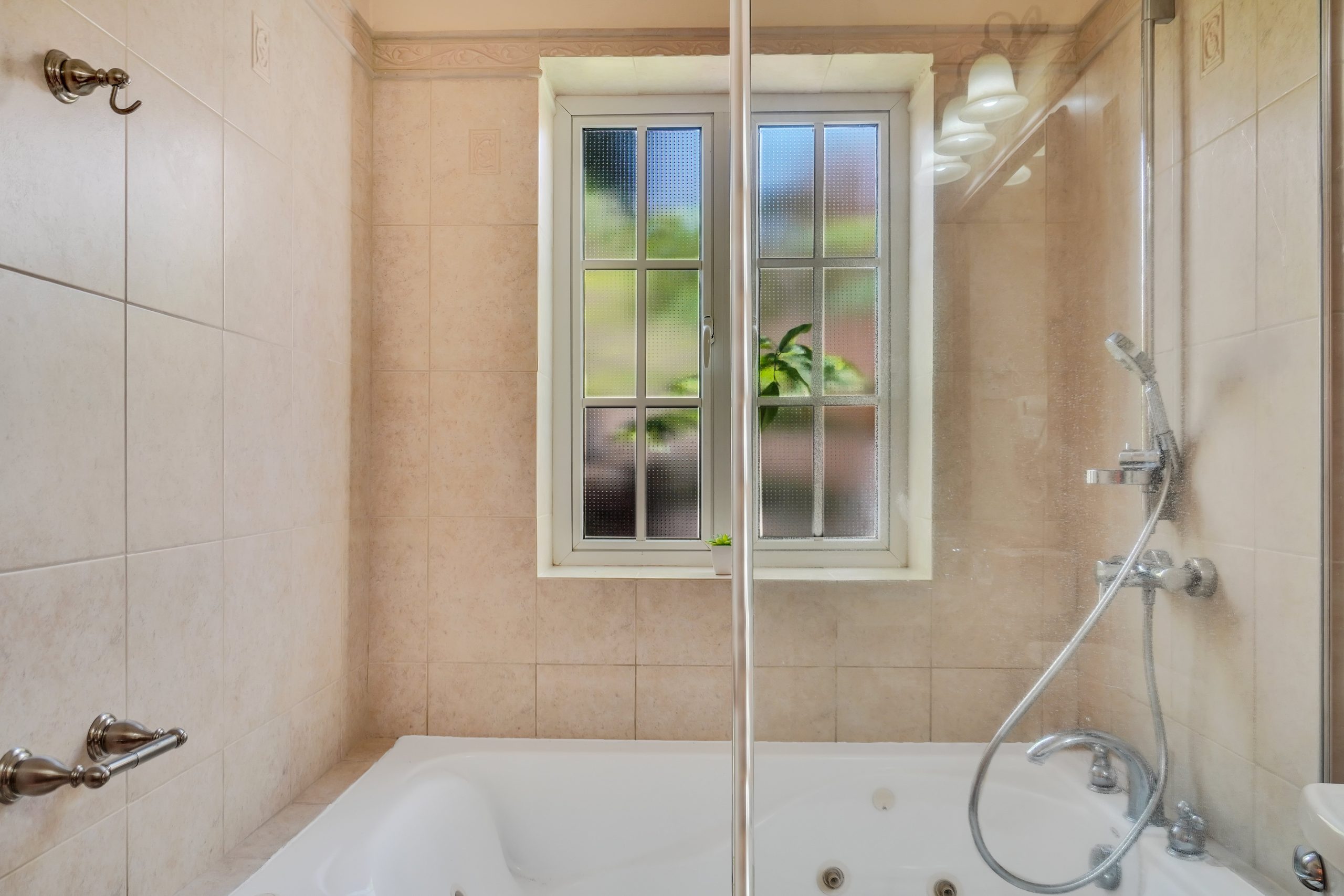 Poolside-Family-suite-1001-5_bzzt-scaled