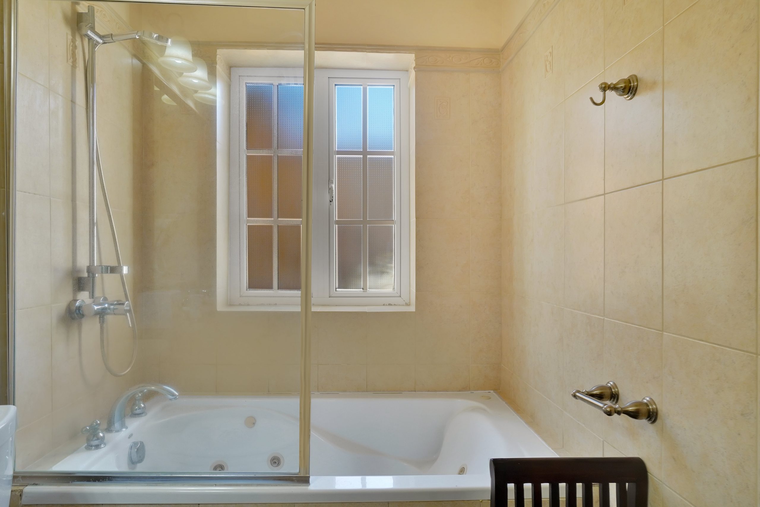 Poolside-Family-suite-1001-9_bzzt-scaled